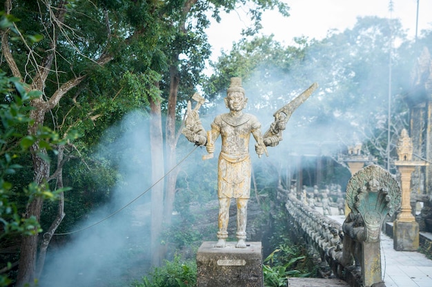 Foto escultura de estátua de anjo contra árvores