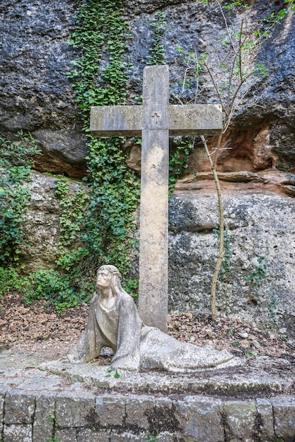 escultura de jesus na cruz feita em pedra no mosteiro de Montserrat em Barcelona, Espanha