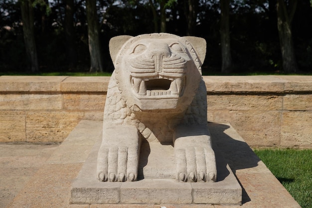 Escultura de leão localizada na Estrada dos Leões em Anitkabir Ankara Turkiye