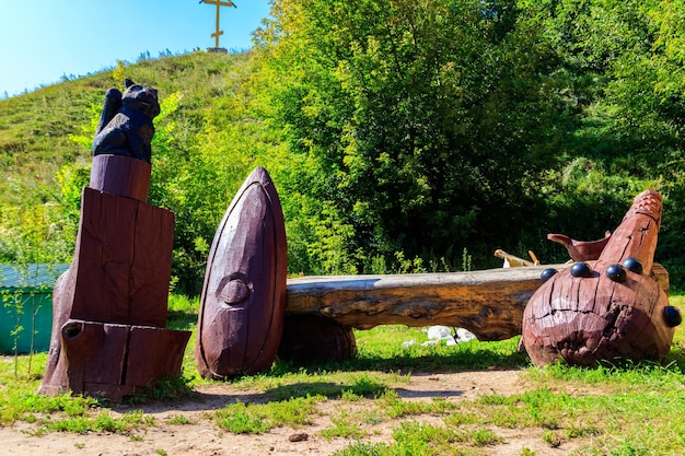 Escultura de madeira da maça do herói épico Ilya Muromets na aldeia de Karacharovo perto de Murom Rússia