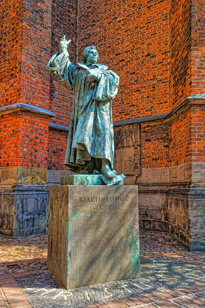 Escultura de Martinho Lutero perto da Igreja no Mercado, Marktkirche, em Hanover, na Alemanha. Hannover ou Hannover é uma cidade na Baixa Saxônia da Alemanha. Turistas nas proximidades