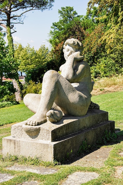 Escultura de mulher nua de reymond casimir no parque denantou em lausanne, suíça