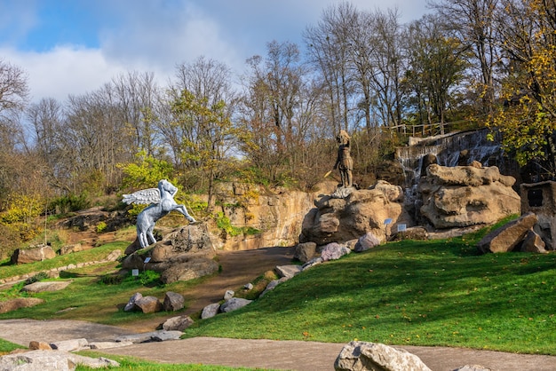 Escultura de parque no arboreto Sofievsky ou Parque Sofiyivsky