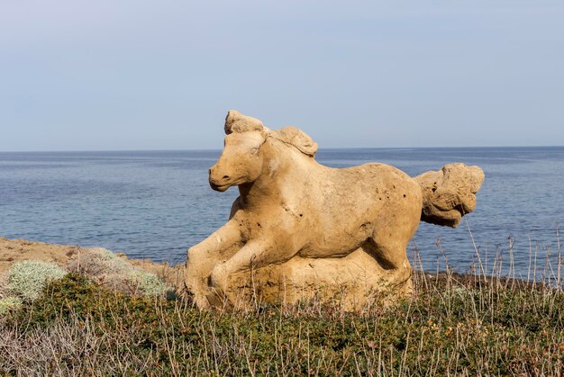 Escultura de pedra de um cavalo correndo em uma ilha de parque público Skyros South Sporades Grécia closeup