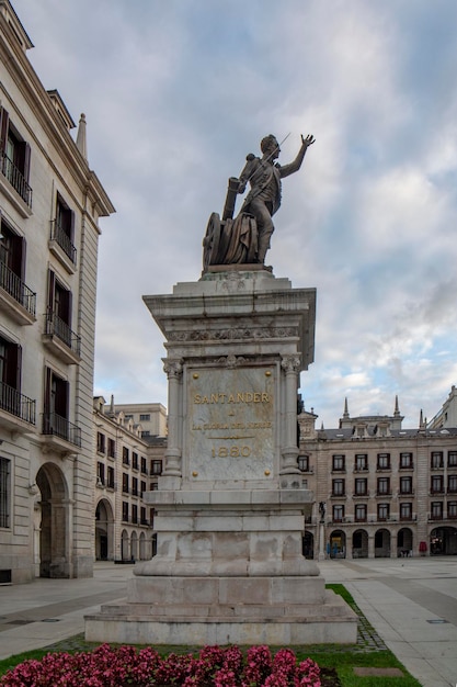 Escultura de pedro velarde y santillan erguida em santander