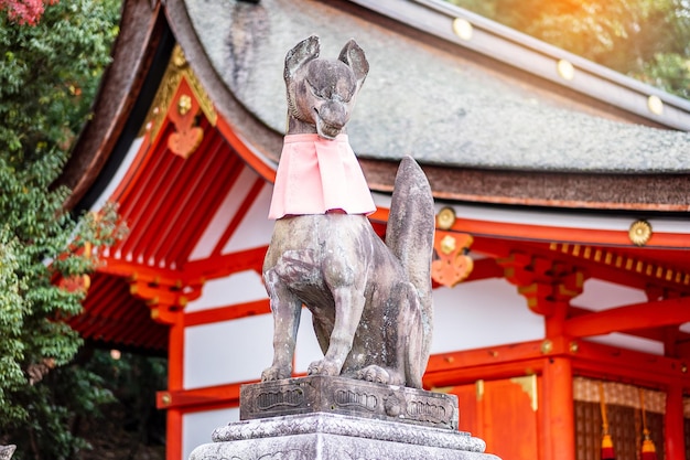 Escultura de raposa no santuário de Fushimi Inaritaisha na temporada de outono, localizada no marco de Fushimiku e popular para atrações turísticas em Kyoto Kyoto Japão 27 de novembro de 2019