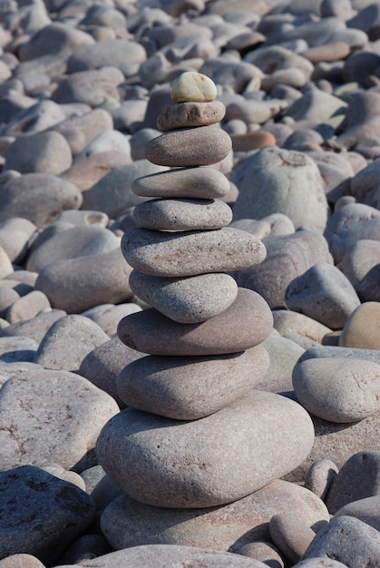 Escultura de seixo na praia