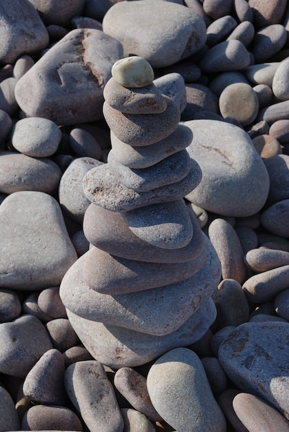 Escultura de seixo na praia