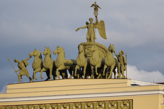 Escultura de soldados romanos e carruagem da deusa romana Vitória no topo do edifício do Estado-Maior em São Petersburgo, Rússia