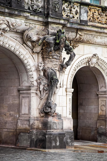 Escultura de um homem nos portões de Georgenbau, também chamado Georgentor, do Castelo de Dresden. O castelo também é chamado de Palácio Real, ou Dresdner Residenzschloss, ou Dresdner Schloss. Alemanha