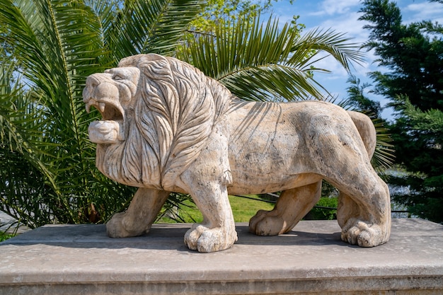 Escultura de um leão na pequena cidade de poti, geórgia