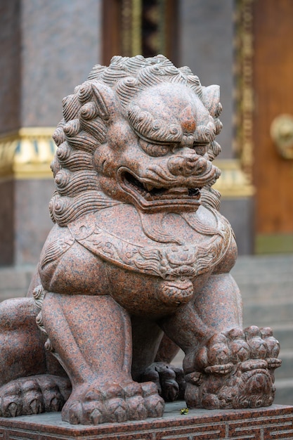 Escultura de um leão no estilo oriental perto de um templo budista datsan