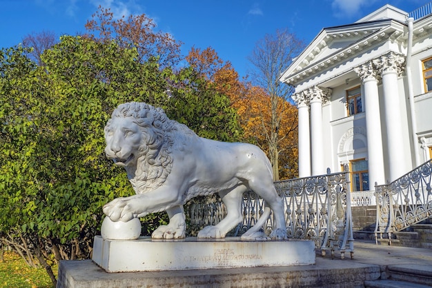 Escultura de um leão segurando uma bola com sua pata elagin palace elagin island são petersburgo