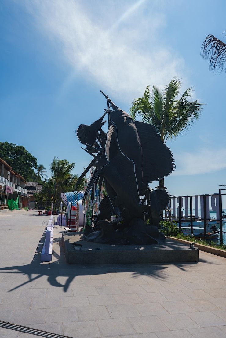 Foto escultura de vida marinha na passarela à beira-mar em koh phi phi, na tailândia