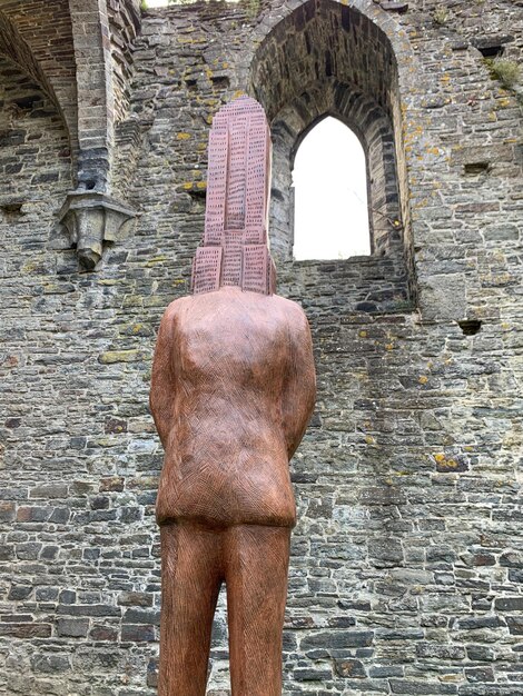 Escultura do artista JeanMichel Folon na Abadia de VillersLaVille Bélgica