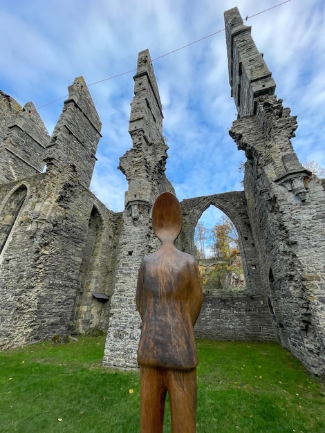 Escultura do artista JeanMichel Folon na Abadia de VillersLaVille Bélgica