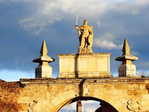 Foto escultura do rei don pelayo em puerta castillo, leão (espanha)