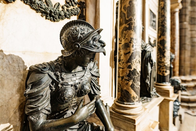 Escultura dos militares no altar de gian giacomo medici no duomo milão itália