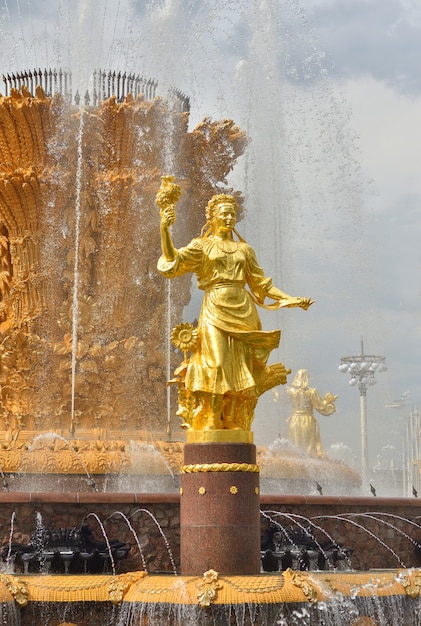 Escultura dourada na fonte da Amizade dos Povos no Parque