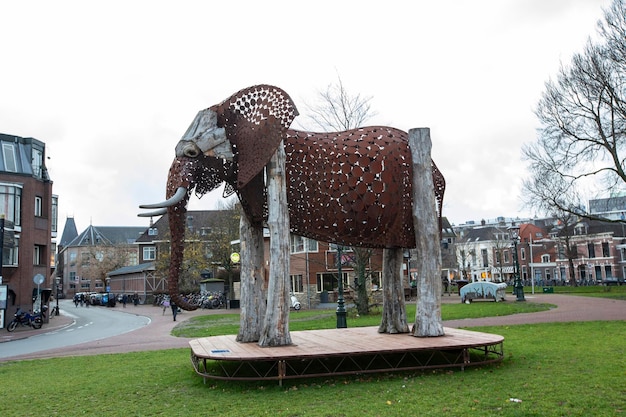 Una escultura de un elefante está en un escenario en un parque