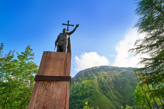 escultura em montanhas de covadonga