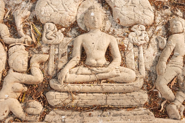 Escultura em pedra da história de Buda no templo tailandês