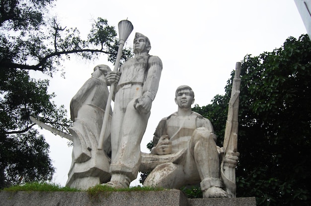Escultura em pedra esculpindo guerreiros herói estátua monumento do parque Tuong Dai Quyet Tu para vietnamitas e viajantes estrangeiros visitam a capital urbana da cidade quadrada de Hoan Kiem em Hanói, Vietnã