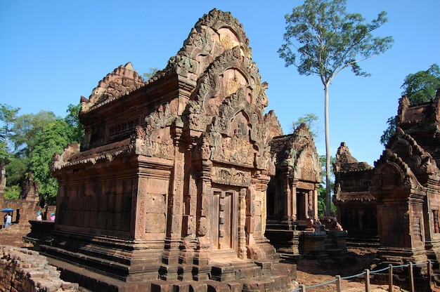 Escultura esculpindo ruínas antigas edifício antigo Prasat Banteay Srei ou Banteay Srey templo de Angkor Wat para o povo cambojano viajantes viajam visitam respeito rezar em Angkor Thom em Siem Reap Camboja