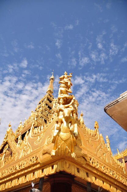 Escultura escultura escultura figura guardiã da divindade da arte do templo Shwezigon Pagoda Paya chedi para birmaneses e viajantes estrangeiros visitam a cidade de Bagan ou Pagan em Mandalay de Mianmar ou Birmânia