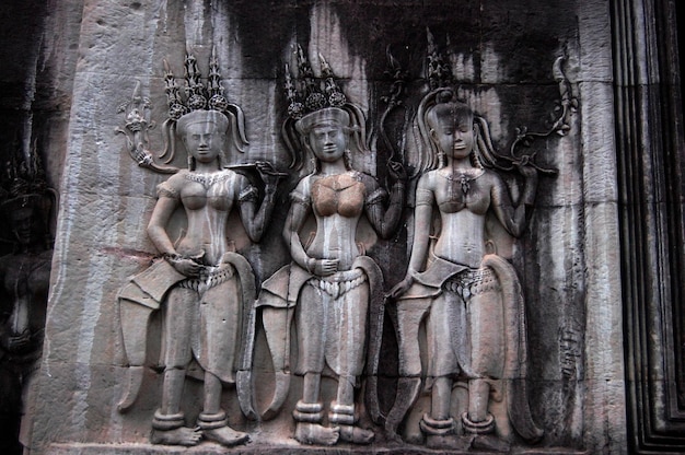 Escultura escultura figura apsaras ou apsara anjo divindade espírito feminino de nuvens e águas arte elegante e soberba de dançar na cultura hindu e budista na parede de Angkor wat em Siem Reap Camboja