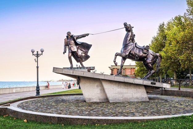 Foto escultura êxodo vysotsky e o cavalo mar negro almirante serebryakov terraplenagem território de krasnodar novorossiysk