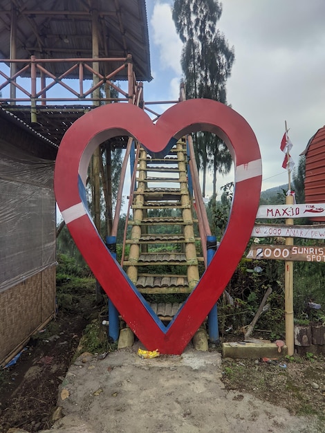 Una escultura en forma de corazón rojo con un letrero que dice max 19.