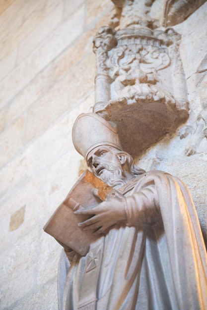 Escultura forma mosteiro dos jerónimos em belém