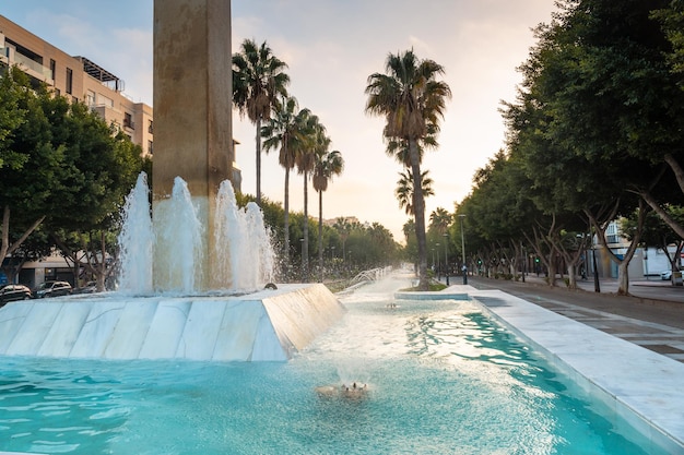 Escultura y fuente de agua en la calle Belén de la Rambla de Almería al atardecer, Andalucía. España. Costa del sol en el mar mediterráneo