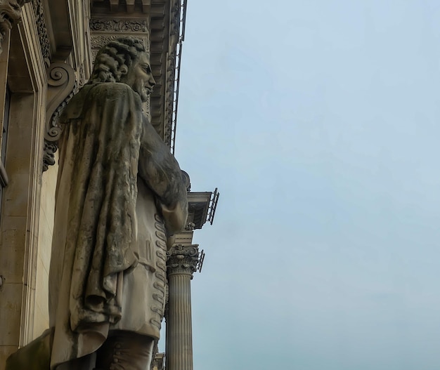 La escultura fuera del museo del Louvre París, septiembre de 2017