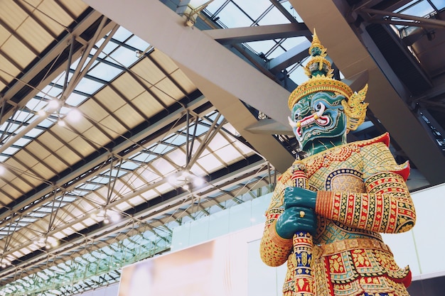 Escultura gigante no aeroporto internacional de Suvarnabhumi Tailândia