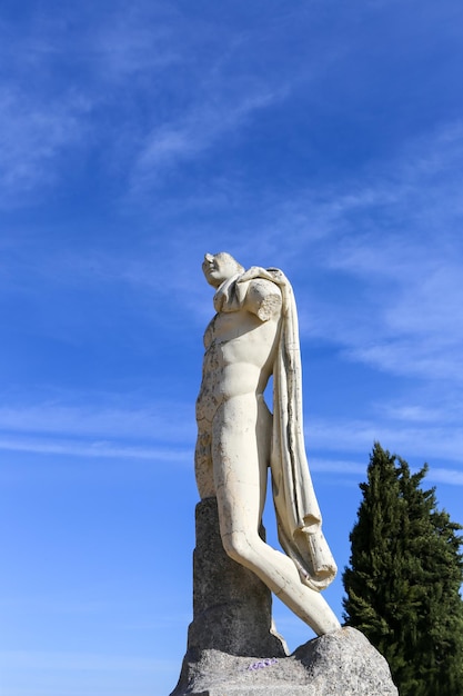 Escultura heroica del emperador Trajano en las ruinas de Italica