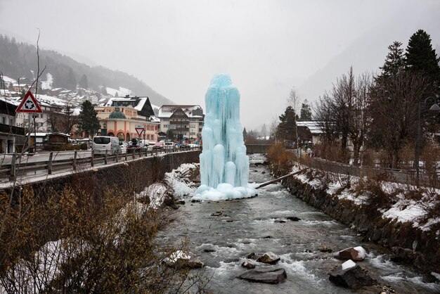 Escultura de hielo en la fuente congelada de invierno.