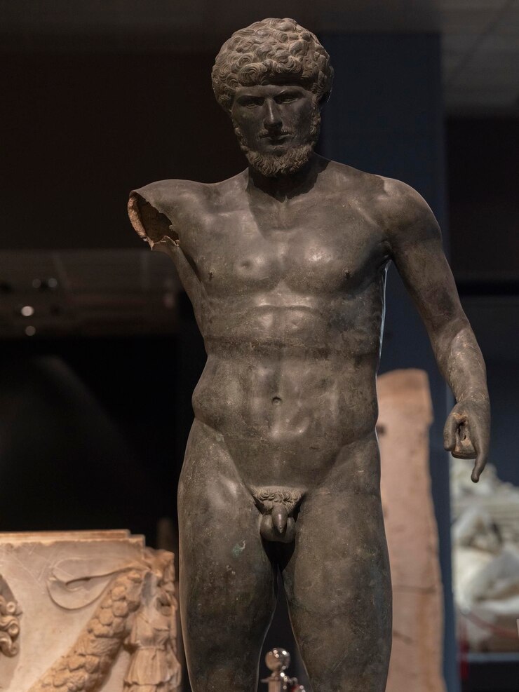 Foto una escultura histórica del período griego