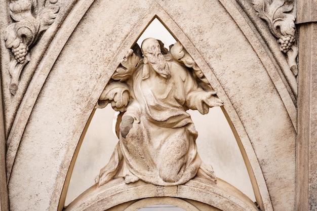 Escultura de un hombre con barba en la fachada del duomo italia milán