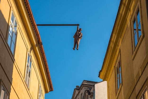 La escultura del hombre colgado del famoso escultor checo