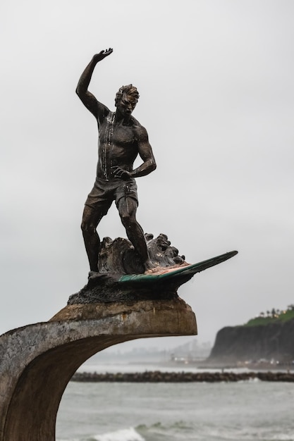 Foto escultura en homenaje al surfista peruano sergio barreda lima perú