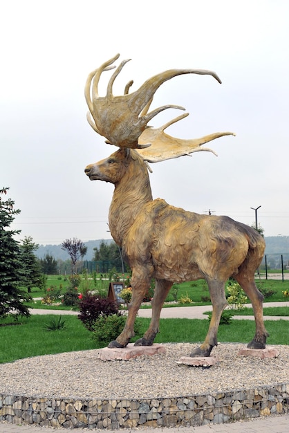 Escultura de hormigón del alce Megaloceros giganteus uno de los ciervos más grandes que han vivido