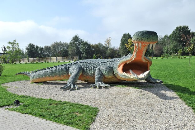 Foto escultura de hormigón del antiguo rocodilo sarcosuchus en el parque de la historia de la tierra