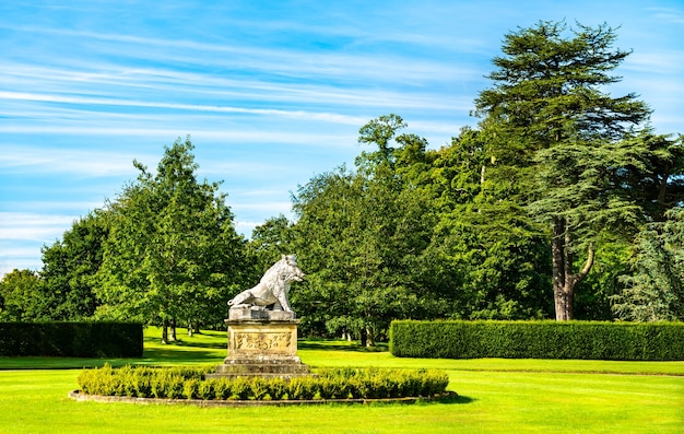 Escultura de jabalí en los jardines del castillo de Howard en North Yorkshire, Inglaterra