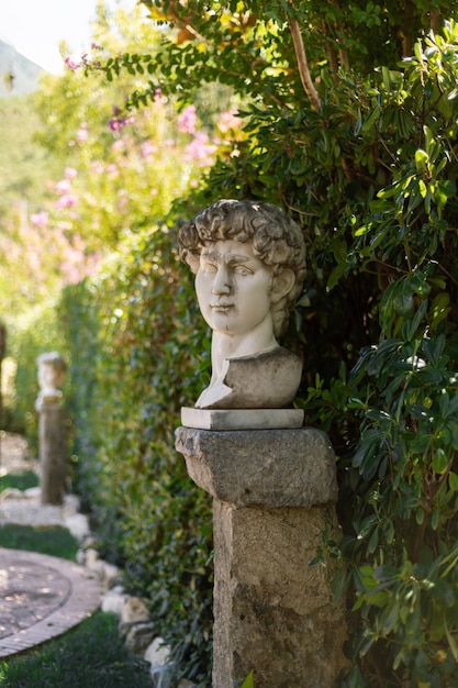 Escultura de jardín un busto de cabeza masculina
