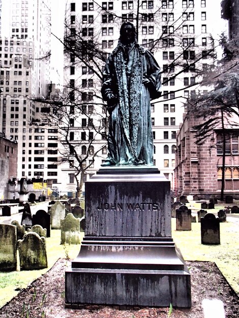 Foto escultura y lápidas en el cementerio