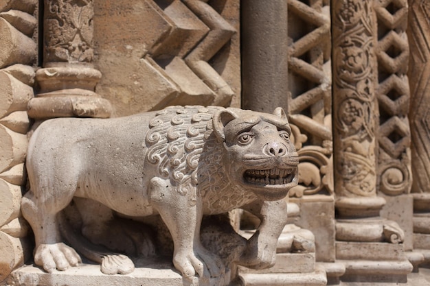 Escultura de un león cerca de un templo gótico