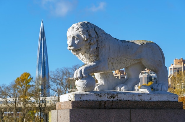 Escultura de un león con una pelota en el fondo del edificio centro Lakhta isla Elagin San Petersburgo