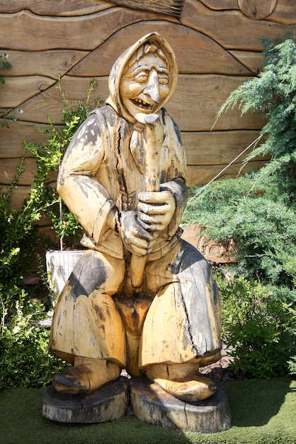 Foto escultura de madera de una bruja